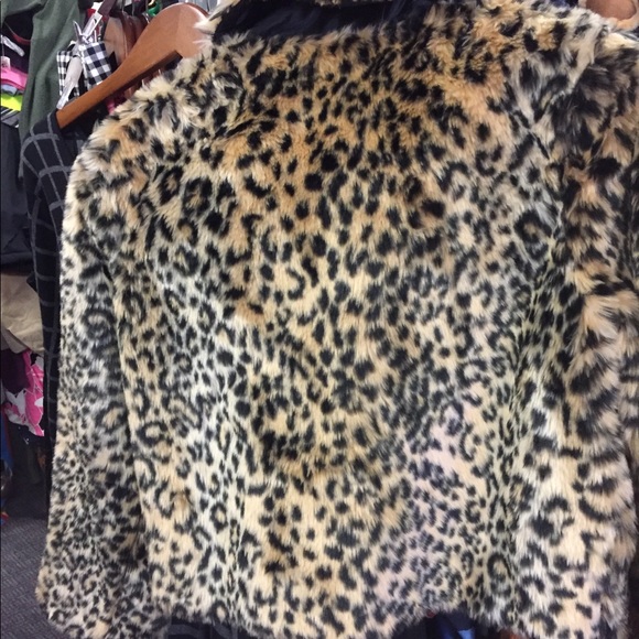 American Eagle faux fur jacket. Snap closure. - Picture 5 of 5